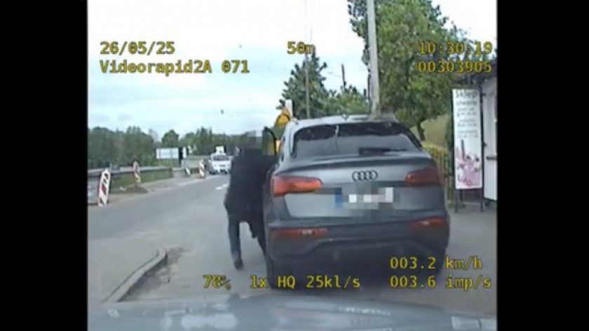 Wyprzedził bytowską drogówkę na czerwonym świetle. Gdy wysiadł do policjantów, jego auto odjechało (WIDEO)
