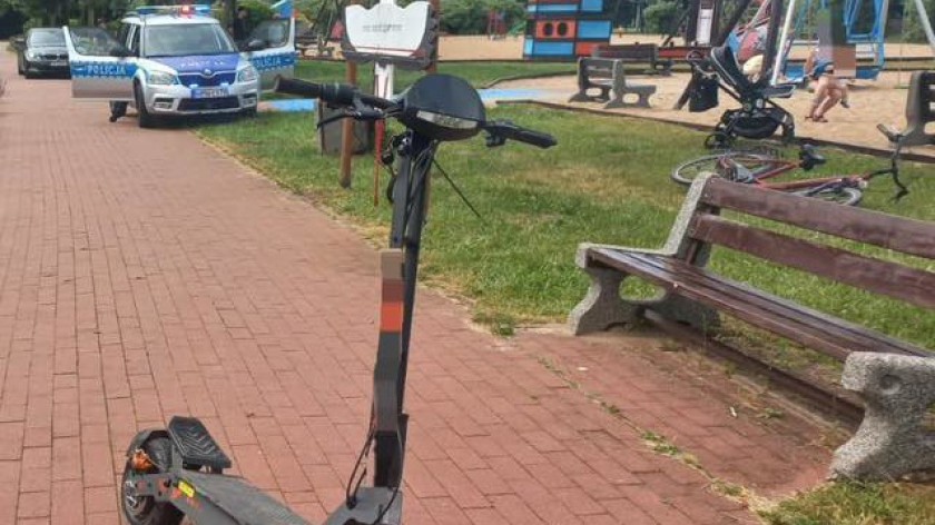 Kolejny wypadek nastolatka na hulajnodze elektrycznej. W Czersku 13-latek przewrócił się i uderzył głową o chodnik