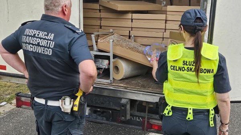 Bus przeładowany nielegalnymi papierosami zatrzymany pod Człuchowem