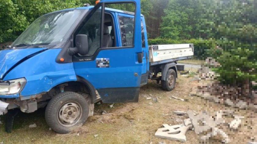 Kierowca forda w gminie Czersk jechał pijany i uderzył w płot posesji. Złamał też dożywotni zakaz prowadzenia pojazdów