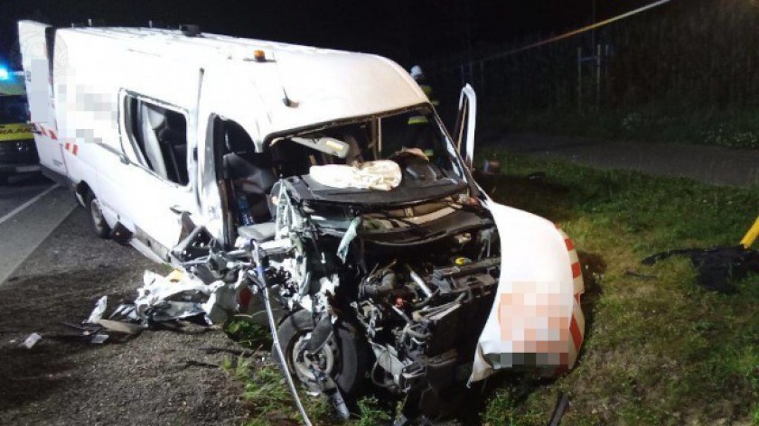 Kierujący busem najechał na ciągnik rolniczy. Ustalenia policji po nocnym wypadku w Jeziorkach