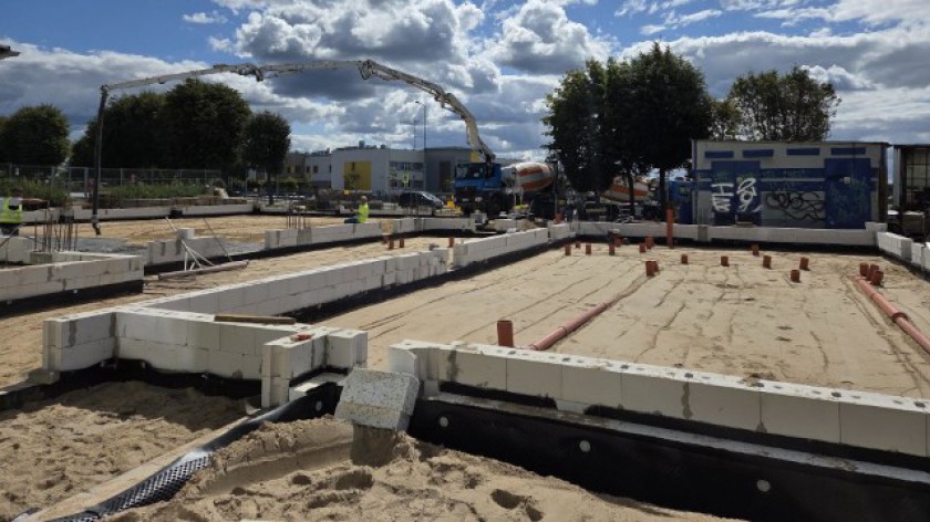 W Brusach trwa budowa zadaszonego boiska wielofunkcyjnego. Powstanie przy Kaszubskim LO