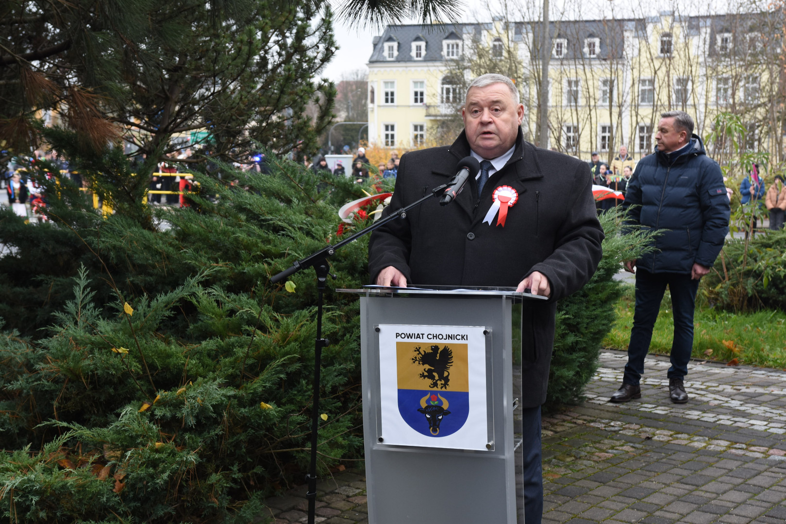 Oficjalne obchody Narodowego Święta Niepodległości w Chojnicach. Były wieńce, salwa honorowa i wspólne śpiewanie Hymnu Narodowego (FOTO)