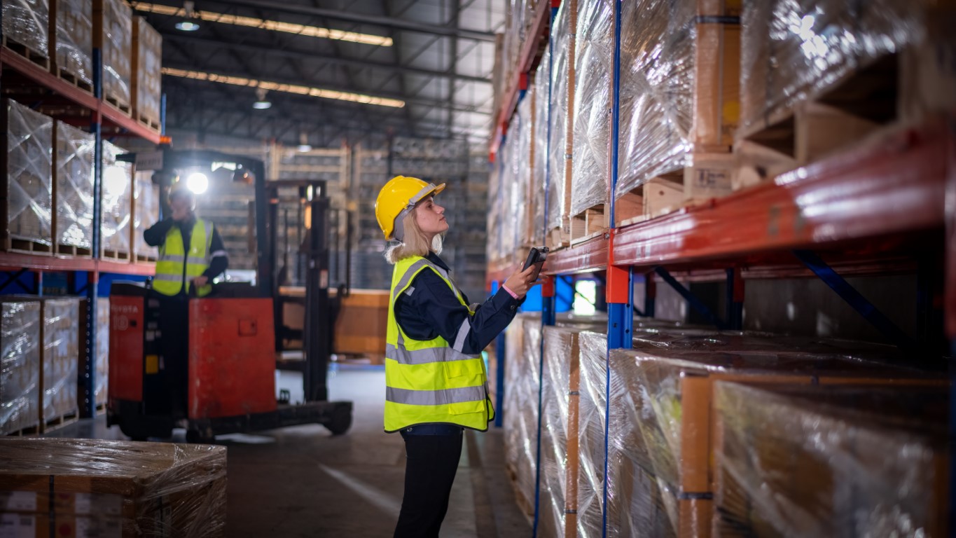 Jak przygotować paczki do wysyłek w szczycie sezonu? Kompletny poradnik przed świętami