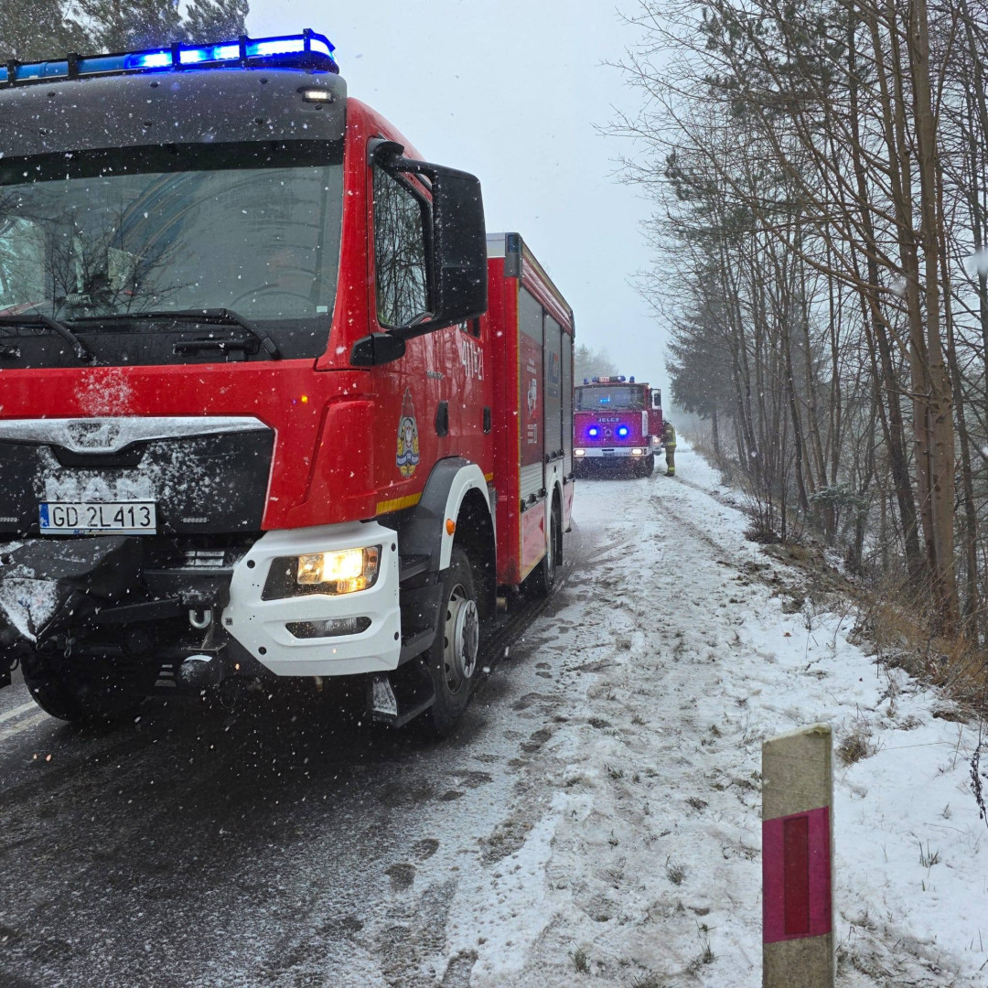 Dachowanie na drodze wojewódzkiej 235 koło Męcikała w gminie Brusy. Jedna osoba jest poszkodowana (AKTUALIZACJA)