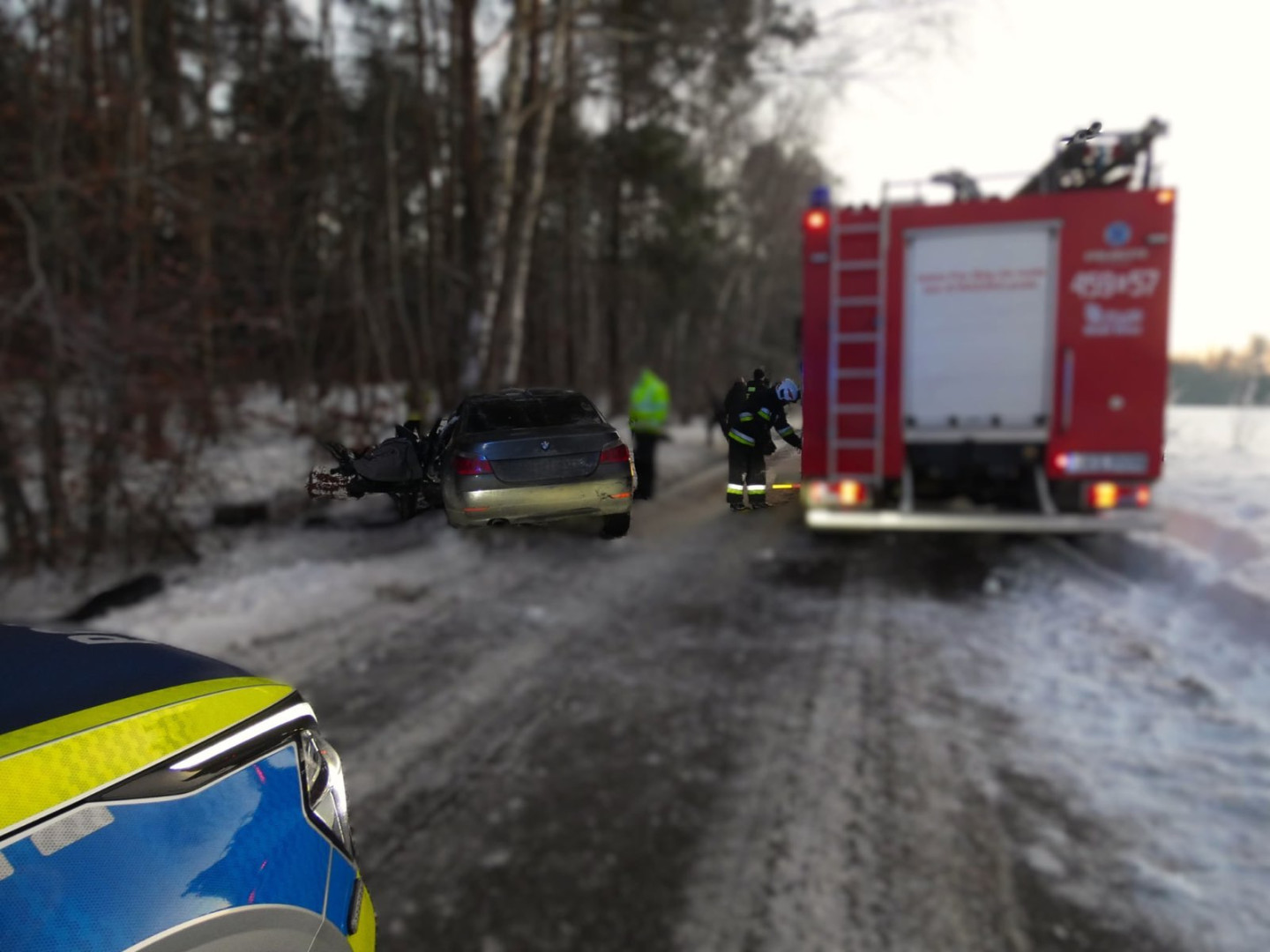Wypadek drogowy na trasie Nowa Kiszewa - Dębogóry w powiecie kościerskim. Kierowca bmw uderzył w drzewo